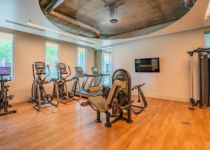 Dt Phx Getaway With Balcony Pool Gym And Wd Appartement *