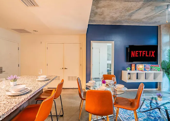 Dt Phx Getaway With Balcony Pool Gym And Wd