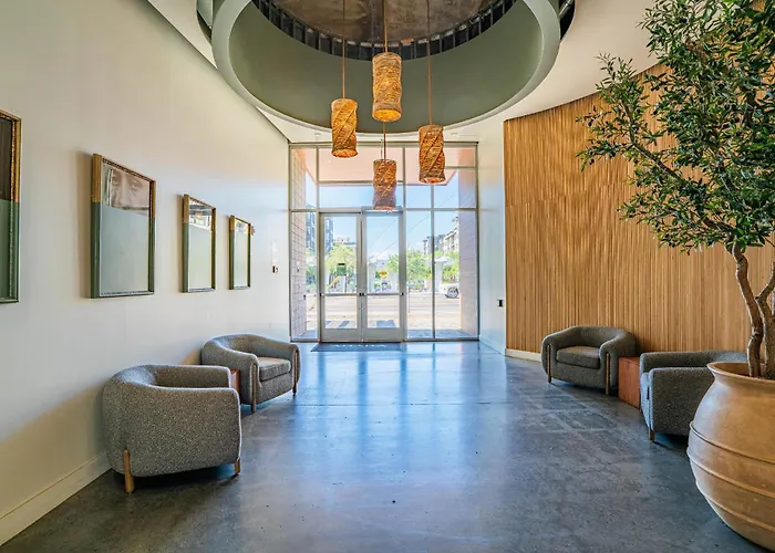 Dt Phx Getaway With Balcony Pool Gym And Wd Appartement *